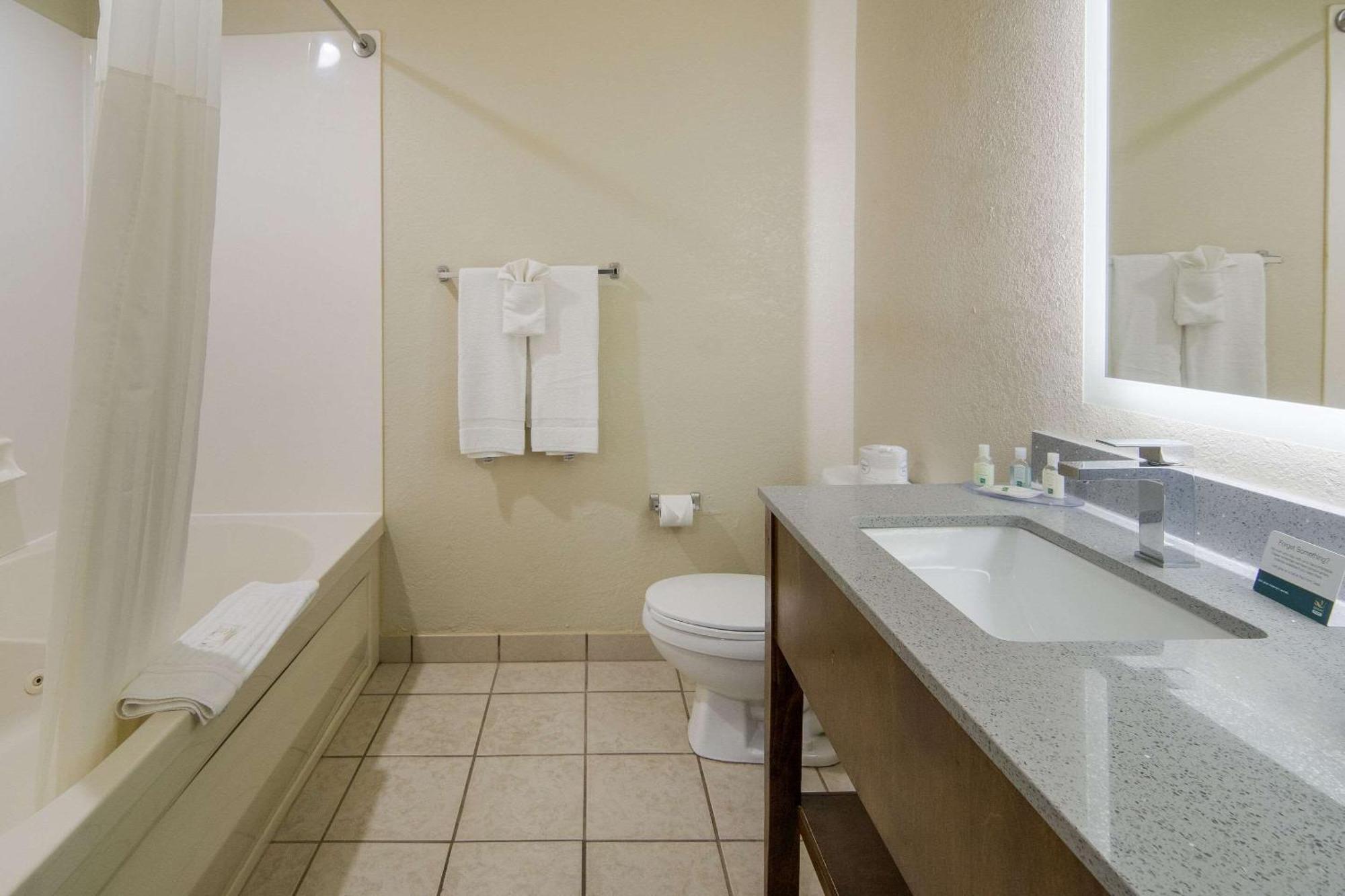 Quality Inn & Suites Roanoke - Fort Worth North Zewnętrze zdjęcie