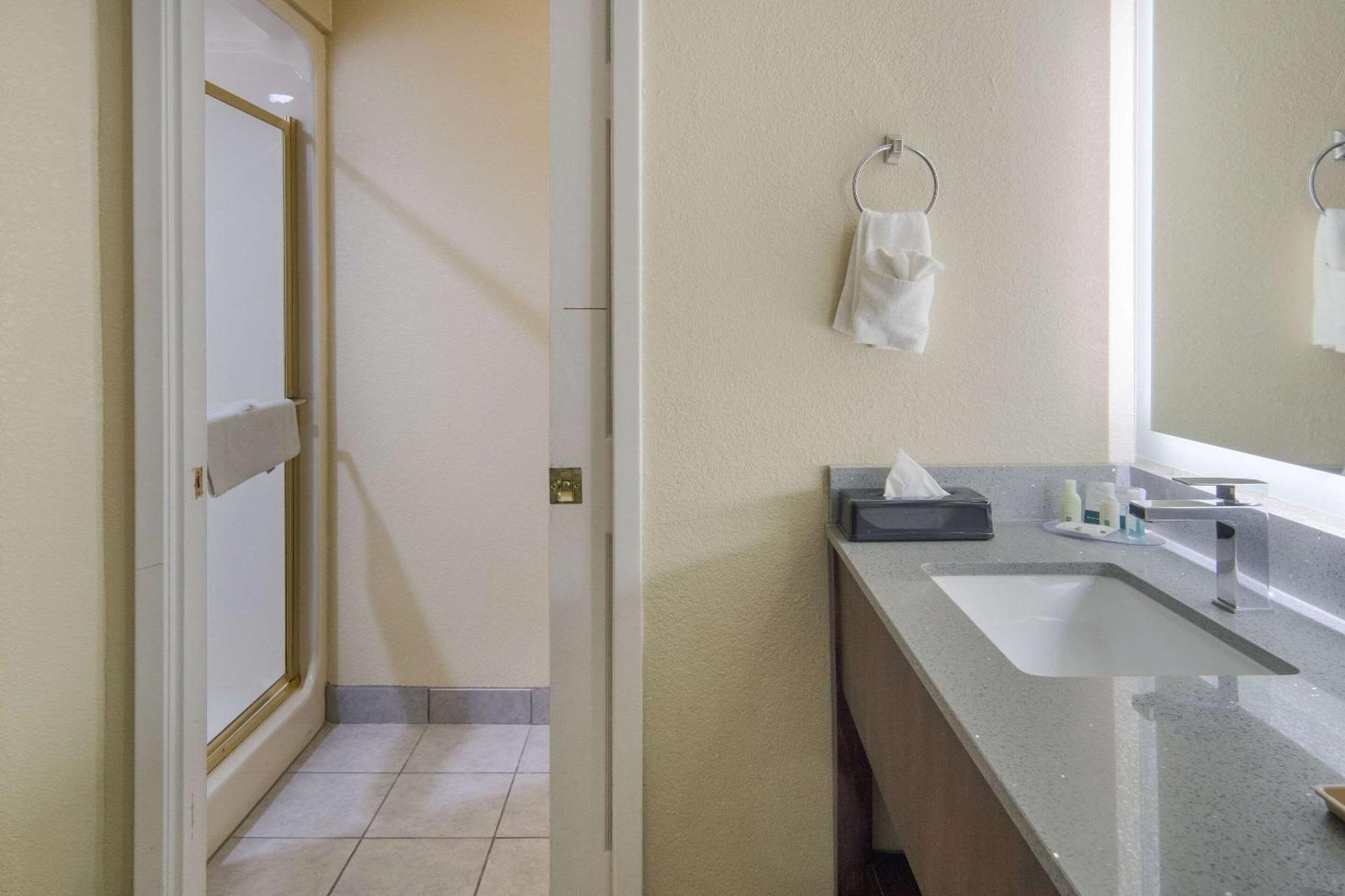 Quality Inn & Suites Roanoke - Fort Worth North Zewnętrze zdjęcie