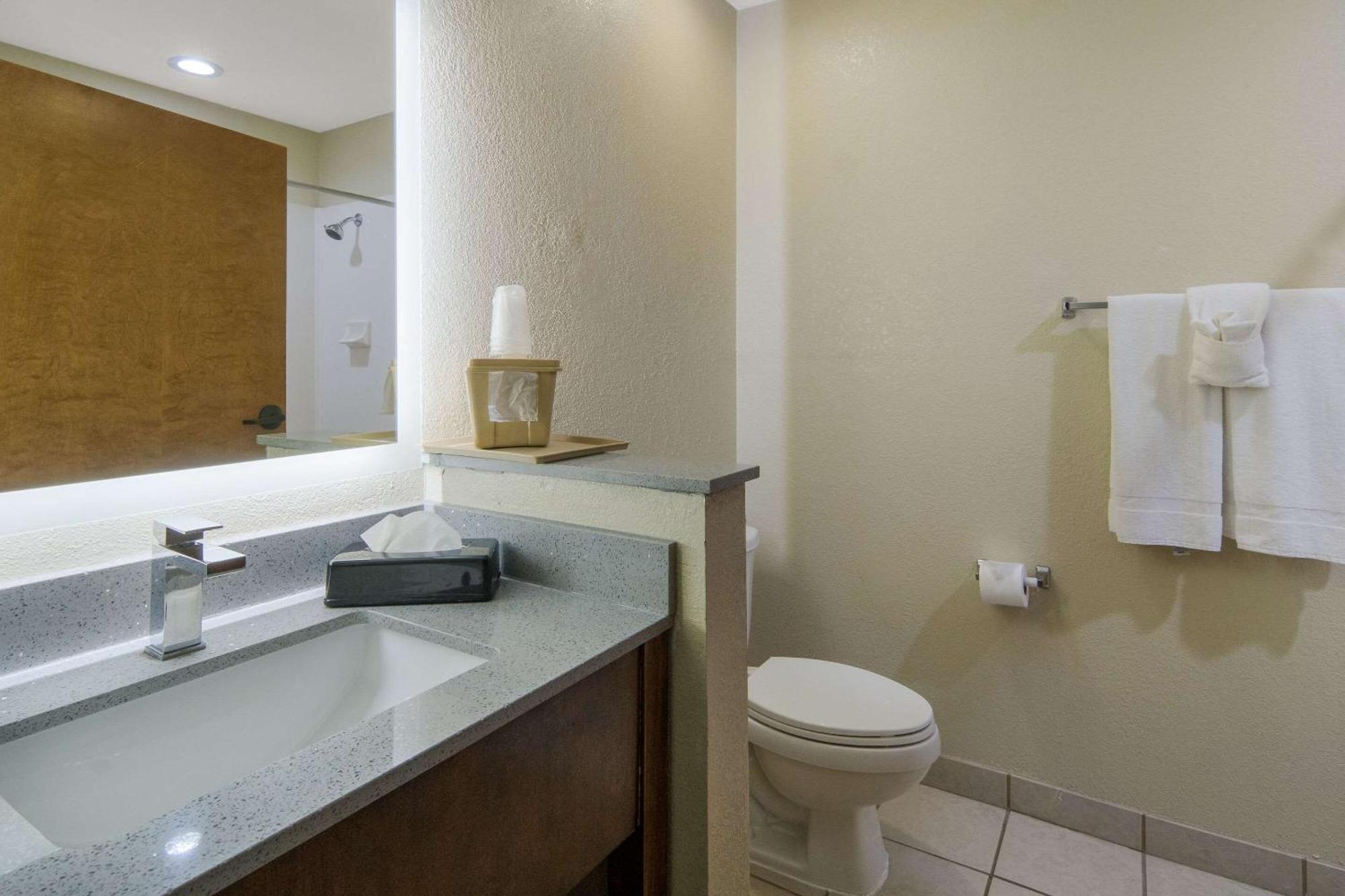 Quality Inn & Suites Roanoke - Fort Worth North Zewnętrze zdjęcie